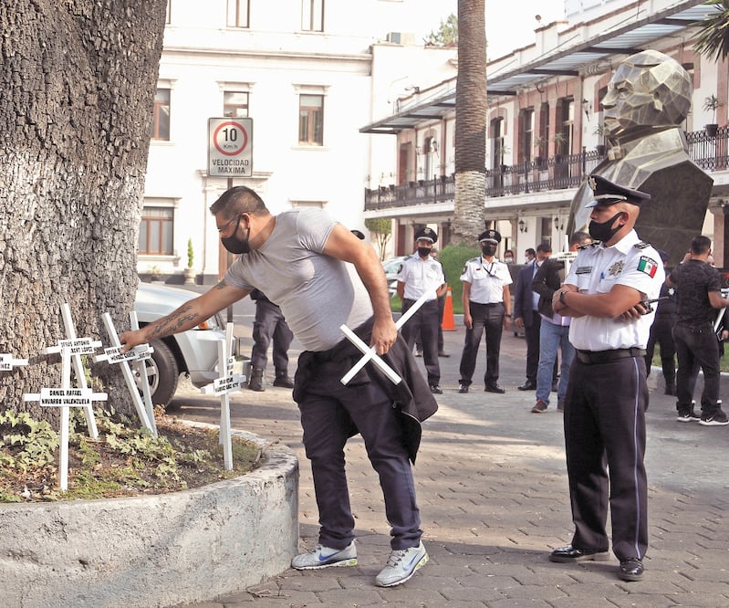 Padres de los menores lesionados y que perdieron la vida tras el incendio en la Guardería ABC colocaron cruces en la Segob. Foto: CARLOS MEJÍA. EL UNIVERSAL