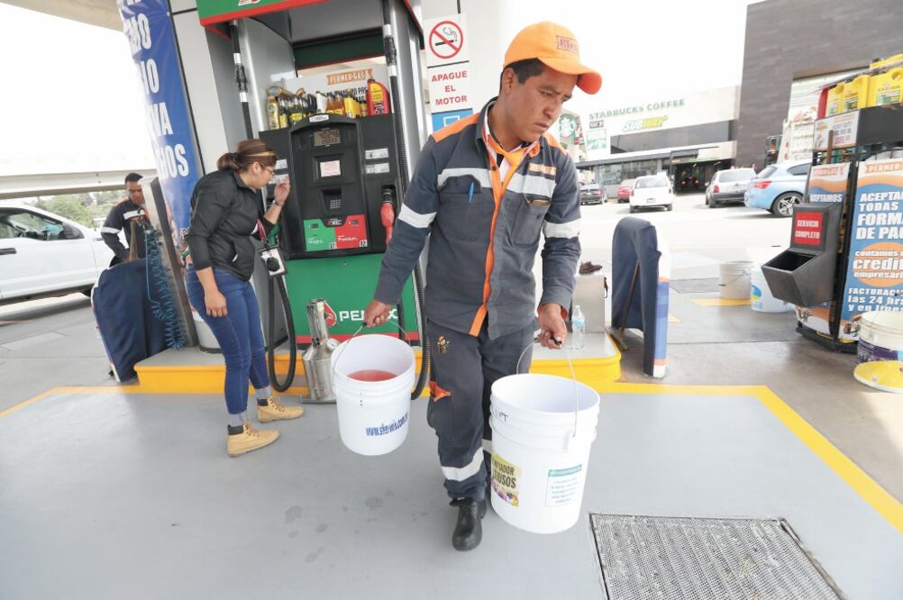 Las bombas uno y dos fueron las que despacharon el combustible rebajado; fueron rellenadas por Pemex. Foto: JORGE ALVARADO. EL UNIVERSAL