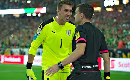 Muslera acusa acto inapropiado de árbitro