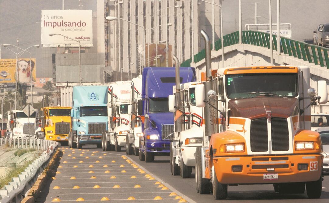 En México esperan vender 30 mil 711 camiones pesados en 2021. Foto: ARCHIVO EL UNIVERSAL