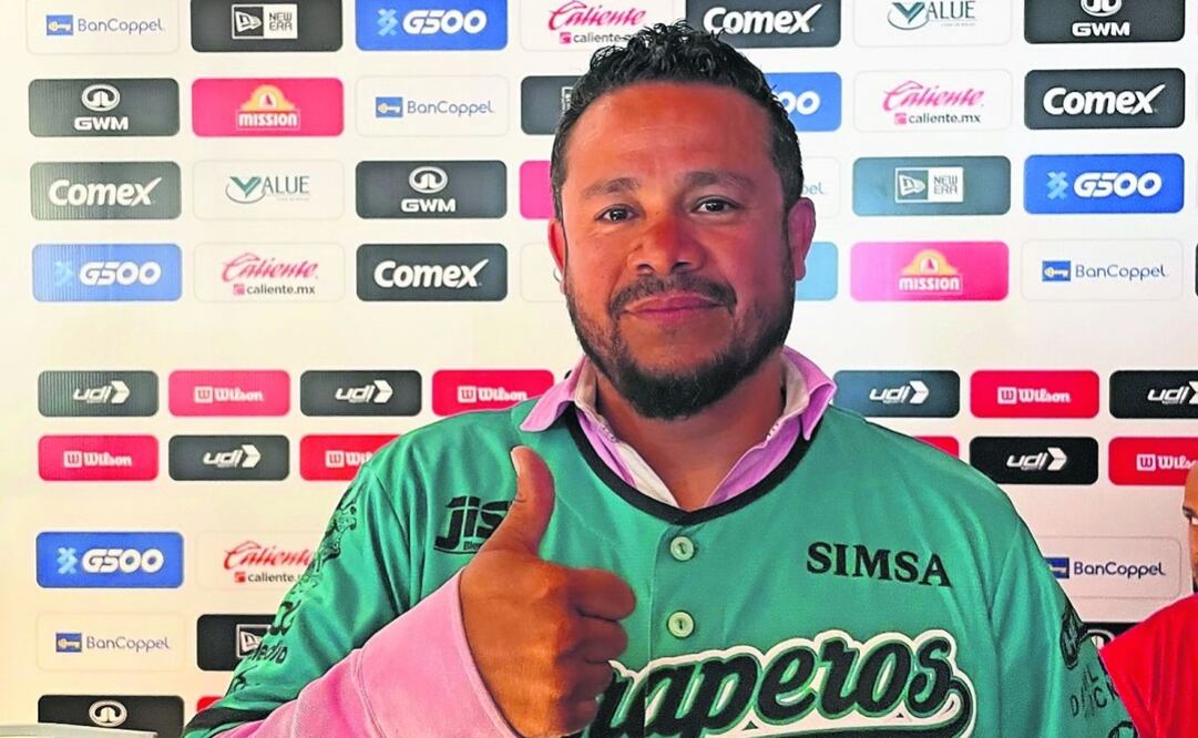 Alfredo Anézaga, contento con los peloteros que llegaron a Saltillo. Foto: Miguel Flores Pineda