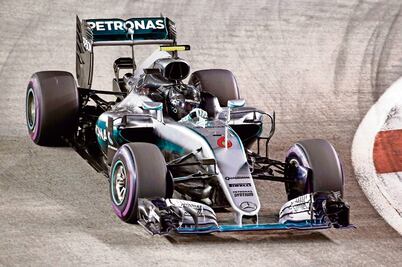 Nico larga en primero, tras una vuelta “impresionante”