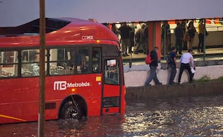 Lluvias colapsan Insurgentes Norte y CETRAM Indios Verdes; Metrobús modifica rutas en el norte de CDMX