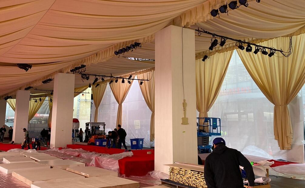 El personal finalizando otros arreglos relacionados con los Oscar. Foto: Mario P. Székely/EL UNIVERSAL.