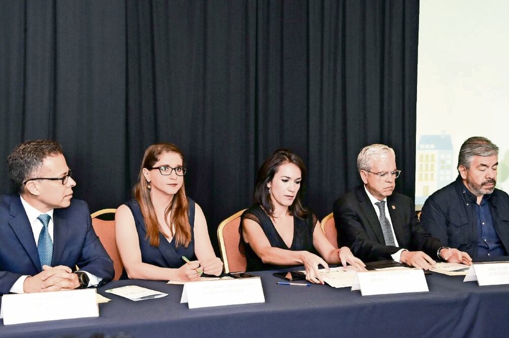 Felipe de Jesús Gutiérrez (segundo de der. a izq.), titular de la Secretaría de Desarrollo Urbano y Vivienda, participó en el seminario Nuevas leyes para hacer realidad la #AgendaUr banaCDMX (ASAMBLEA LEGISLATIVA)