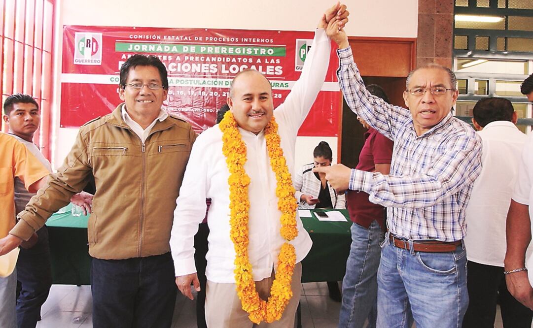 Abel Montúfar, candidato a diputado local por el PRI, en Guerrero, fue asesinado la semana pasada. En la imagen, cuando se registró como precandidato, en enero pasado. Foto: ARCHIVO EL UNIVERSAL