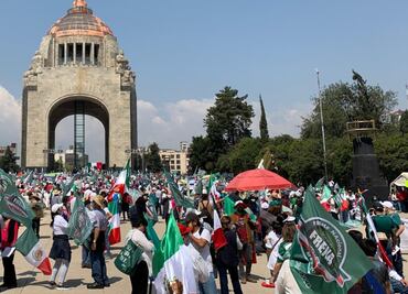 Integrantes de FRENAAA se manifiestan contra AMLO en Monumento a la Revolución