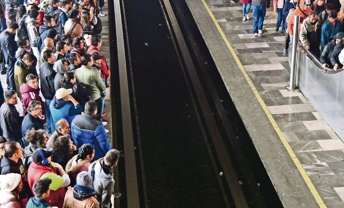 En la estación Chabacano —a las 9:42 horas, cuando comúnmente se regulariza el servicio— algunos pasajeros tuvieron que esperar hasta 20 minutos para abordar un convoy. Foto: BERENICE FREGOSO. EL UNIVERSAL