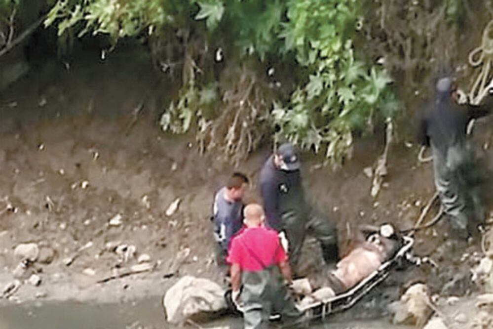 Aviso.Un Ministerio Público de la FGJEM ordenó sacar de las aguas negras los cuerpos de las víctimas. Foto/ESPECIAL