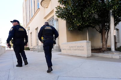 Condenan a 100 años de prisión a hombre tras ataque a instalación del ICE en Texas; acusan a Trump de criminalizar la libertad de expresión