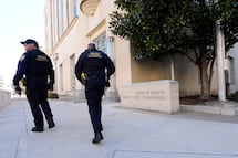 Condenan a 100 años de prisión a hombre tras ataque a instalación del ICE en Texas; acusan a Trump de criminalizar la libertad de expresión