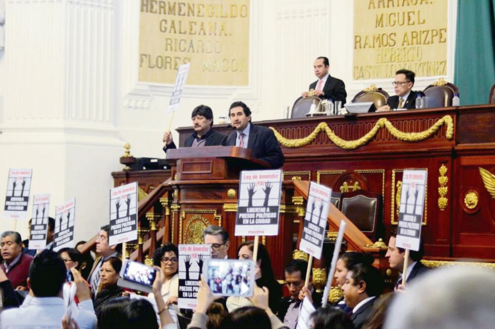 Integrantes de la bancada de Morena mostraron pancartas al subir su líder, César Cravioto, a la tribuna del pleno (TOMADA DE TWITTER)