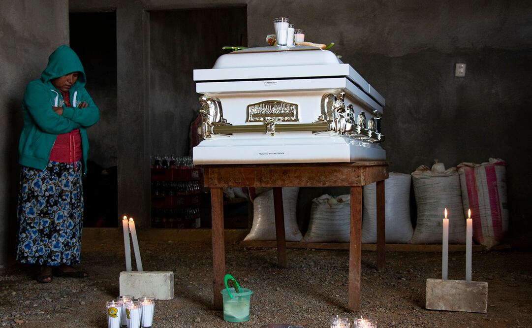 El cuerpo del joven es velado por sus hermanos y sus padres en la comunidad de Laguna Trinidad, en el municipio de San Martín Peras. Foto: Juana García / EL UNIVERSAL