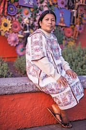 Artesana y promotora de la tradición del telar