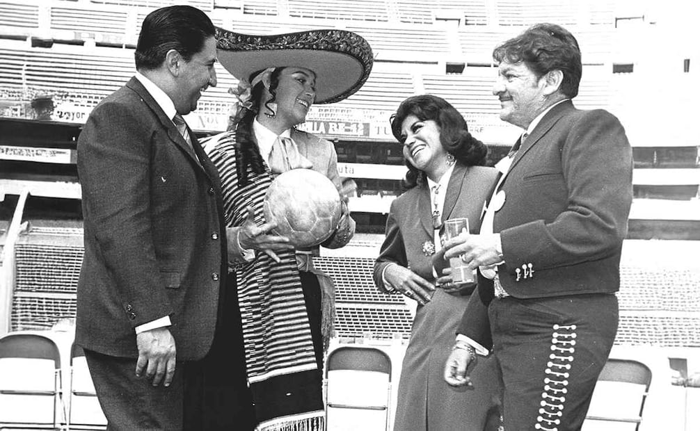 Con Lucha Villa y Enriqueta Jiménez “La Prieta Linda” (1969), quienes interpretaron sus canciones. Foto: Archivo / EL UNIVERSAL