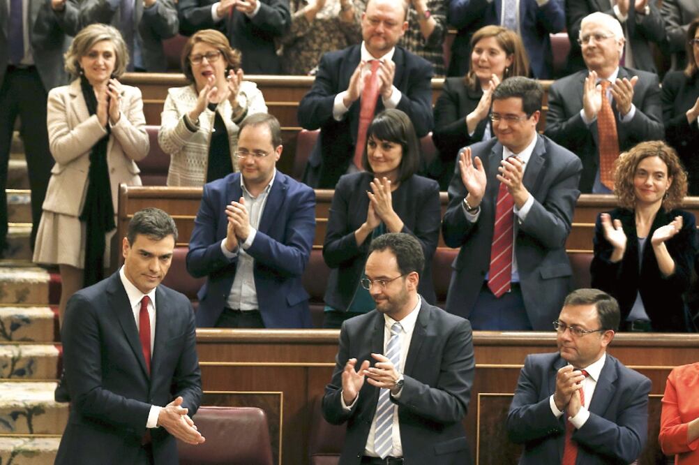 Pedro Sánchez, líder socialista, ayer en el Parlamento, donde buscó convencer a los partidos —sobre todo Podemos— de que hoy lo apoyen en la votación de investidura, para convertirse en presidente (SERGIO PÉREZ. REUTERS)