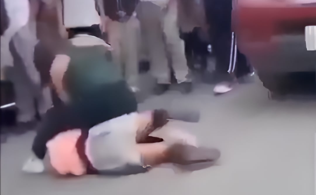 La Fiscalía de Jalisco inició una investigación por la agresión contra una estudiante de secundaria que fue golpeada y atropellada afuera de la escuela. | Foto: Especial.