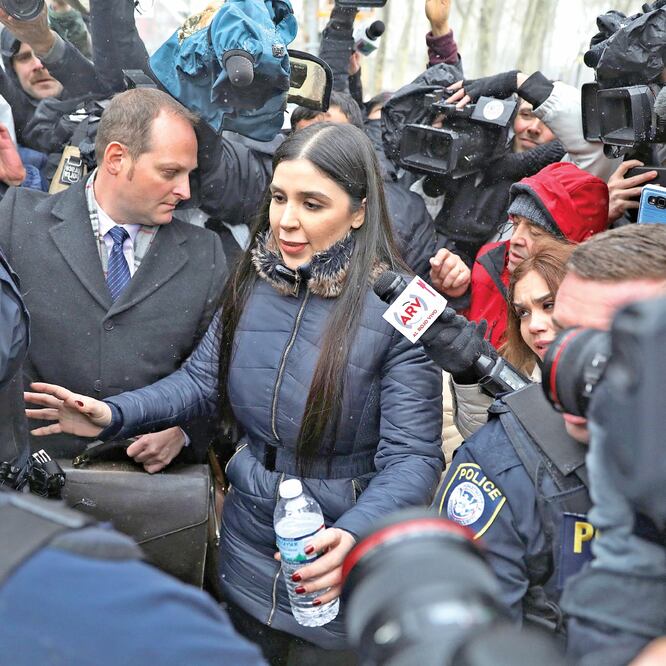 Emma Coronel, la esposa de El Chapo, es rodeada por la prensa tras su salida, ayer, de la Corte Federal de Brooklyn. BRENDAN MCDERMID. REUTERS