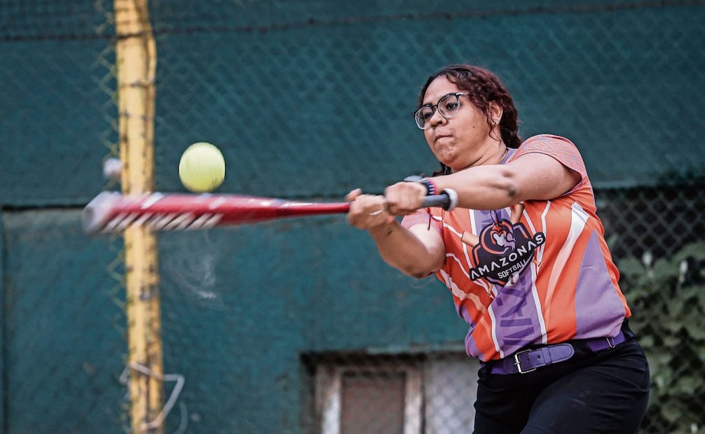 Elsa y Frida, madre e hija, juegan en el equipo Amazonas de la Liga Maya. Frida heredó la bola y el bate de su mamá y
ahora pasa la afición a su hijo Donat, de 12 años. Foto: Gabriel Pano/EL UNIVERSAL