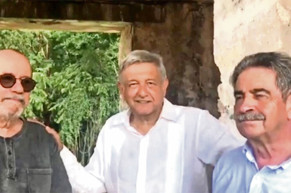 El cantautor Silvio Rodríguez; el presidente electo, Andrés Manuel López Obrador, y Miguel Ángel Revilla, presidente de la comunidad autónoma de Cantabria, durante su recorrido por la zona arqueológica de Palenque (TOMADA DE TWITTER)