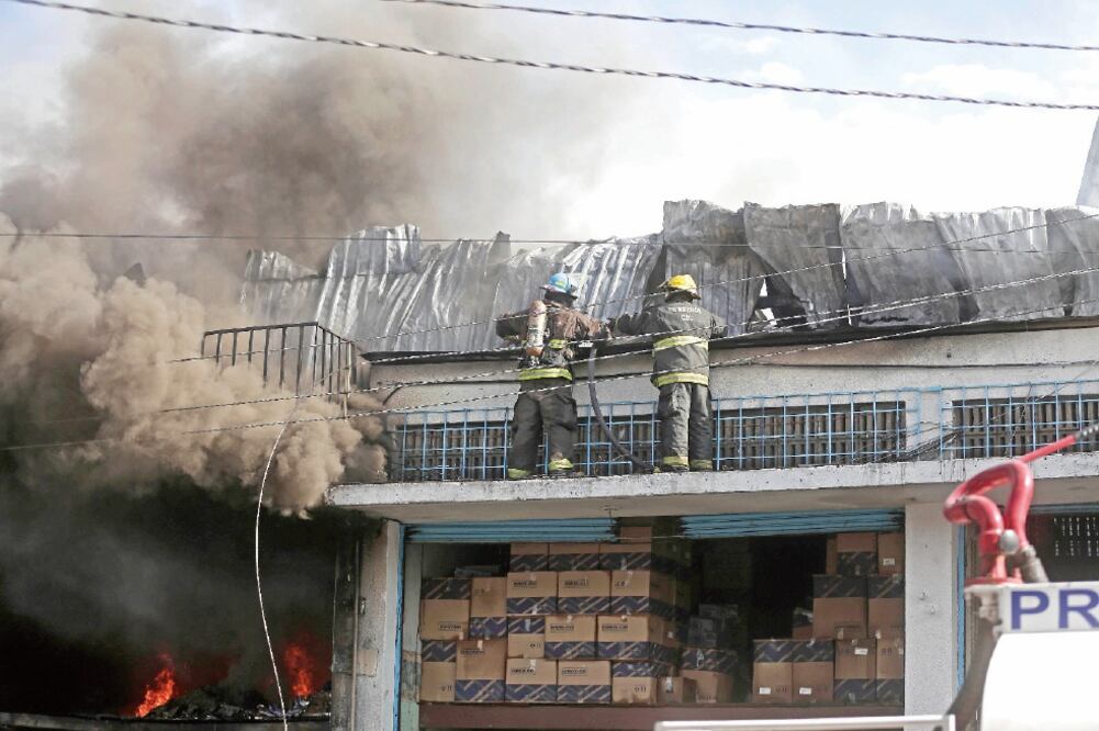 La tarde de ayer un incendio en una bodega de plásticos en las calles de Nopal y Mandarina agravó las malas condiciones ambientales (CUARTOSCURO)