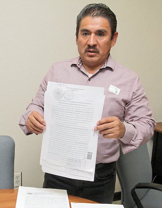 Franco muestra el acta que, dice, lo acredita como presidente (CARLOS MEJÍA. EL UNIVERSAL)