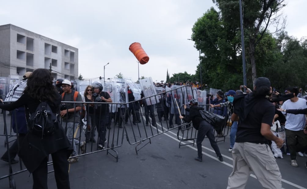 Al llegar a la colonia Santa Úrsula, los contingentes fueron interceptados por policías capitalinos, lo que provocó un enfrentamiento entre personas encapuchadas y los uniformados. | Foto: Fernanda Rojas.