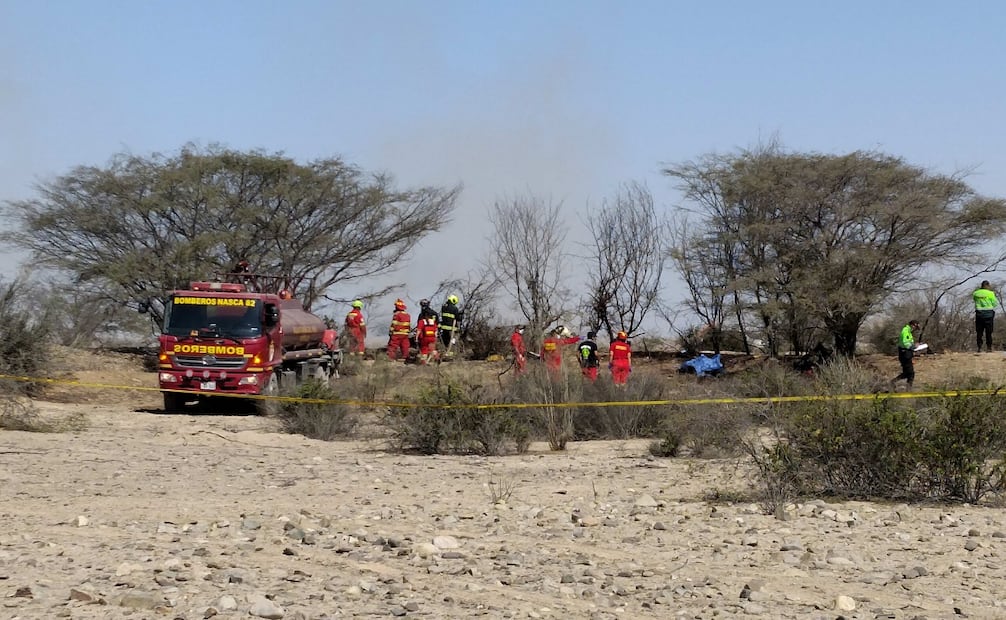 Bomberos trabajan en la zona donde se estrelló la avioneta turística que realizaba un sobrevuelo sobre las Líneas de Nazca, en el sur de Perú (01/08/2026). Foto: EFE