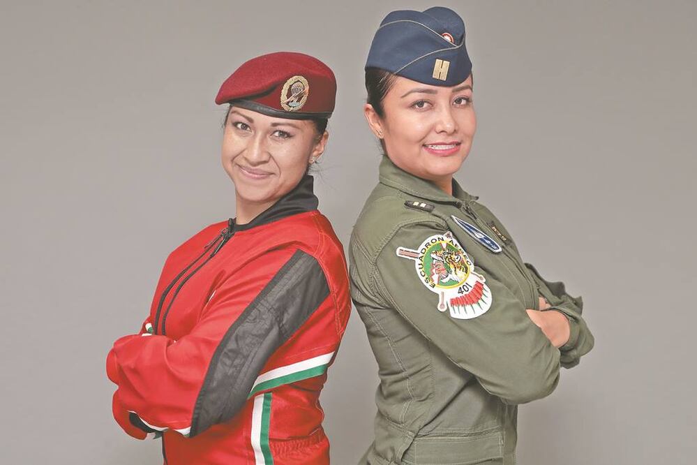 Cecilia Canto Galicia, integrante de la Brigada de Fusileros Paracaidistas, y la teniente de la Fuerza Aérea piloto aviador Karen Velázquez cuentan el camino que recorrieron para cumplir sus metas personales y profesionales. Foto/JUAN BOITES. EL UNIVERSAL