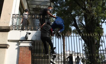 Víctimas de la Guardería ABC trepan las rejas de Segob; piden se les repare el daño que sufrieron