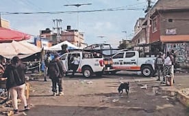 Le sacan la larga a dos hombres y los despachan en tianguis de Valle de Chalco