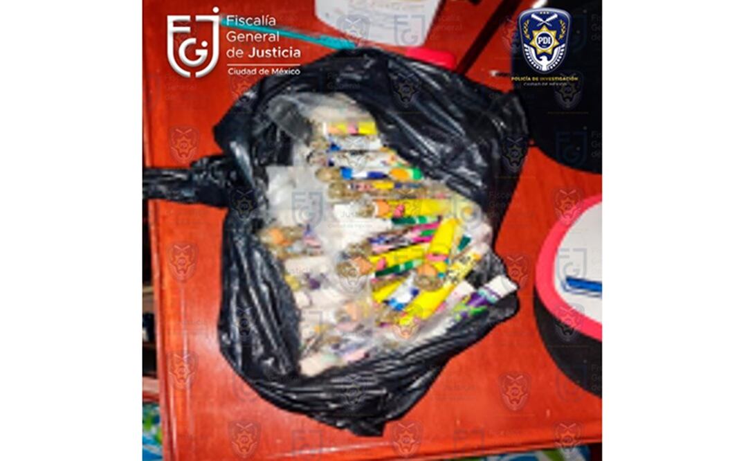 Se aseguraron cerca de 76 recipientes de vidrio, tipo tubo de ensayo, que contenían vegetal verde. Foto: Especial