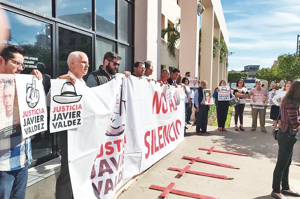 Afuera de la Fiscalía General del Estado de Sinaloa, activistas se manifestaron con pancartas y gritos para exigir justicia (JAVIER CABRERA. EL UNIVERSAL)