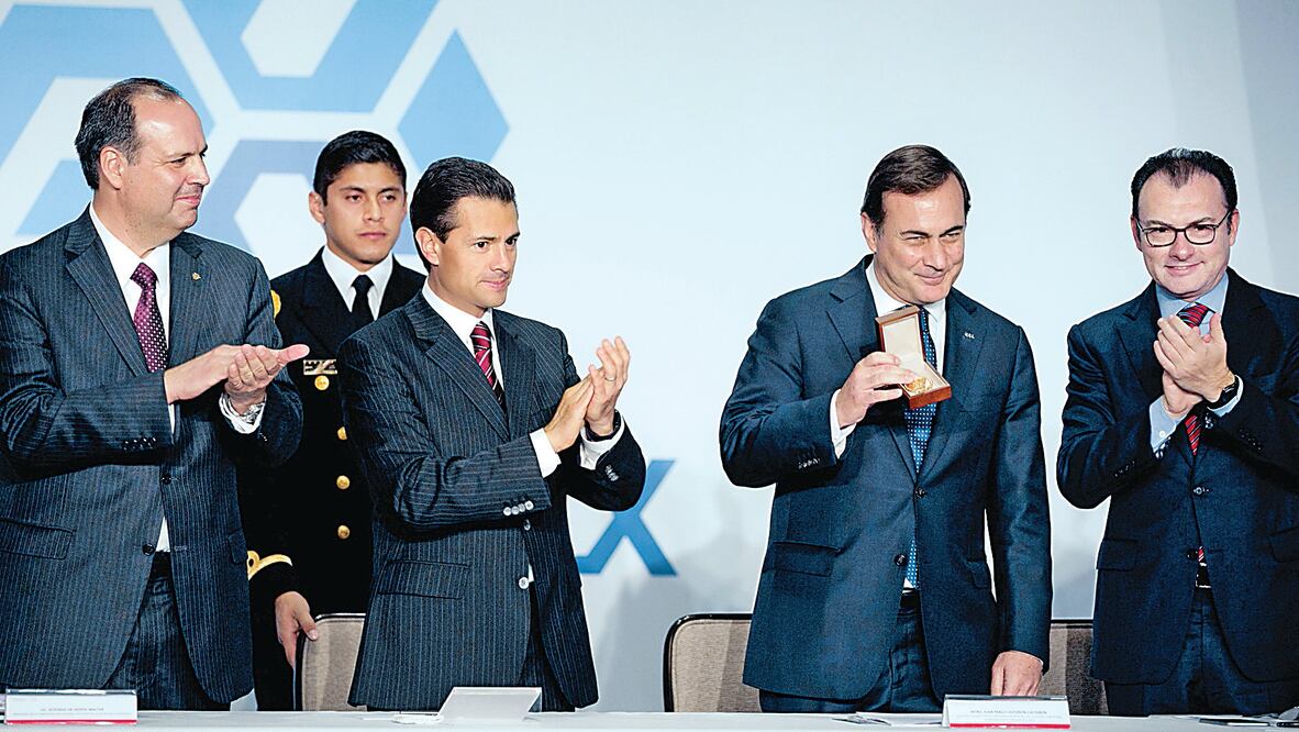 El presidente Enrique Peña Nieto tomó protesta a Gustavo de Hoyos como titular de la Coparmex, acompañado del secretario de Economía, Ildefonso Guajardo, y del secretario de Hacienda y Crédito Público, Luis Videgaray Caso (PRESIDENCIA)