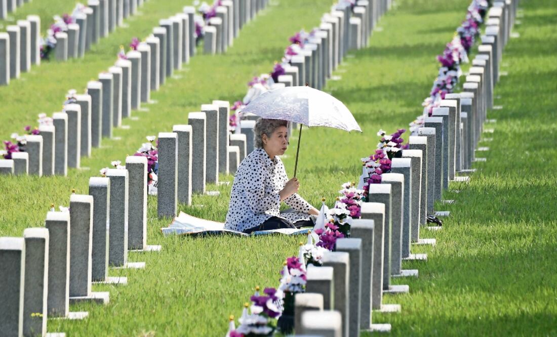 En Memoria. Corea del Sur rindió ayer homenaje a las miles de personas que murieron en la Guerra de Corea (JUNG YEON-JE. AFP)