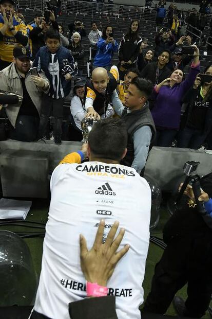 Gignac visitó a niño que padece cáncer