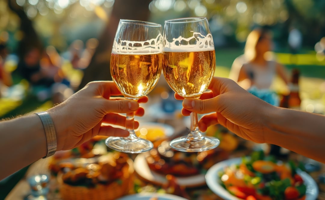 Los visitantes de la Feria de la Sidra 2025 disfrutan la temporada navideña entre luces, música y bebidas de la región. Foto: Freepik