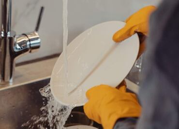 Cómo lavar los trastes para que no huelan mal