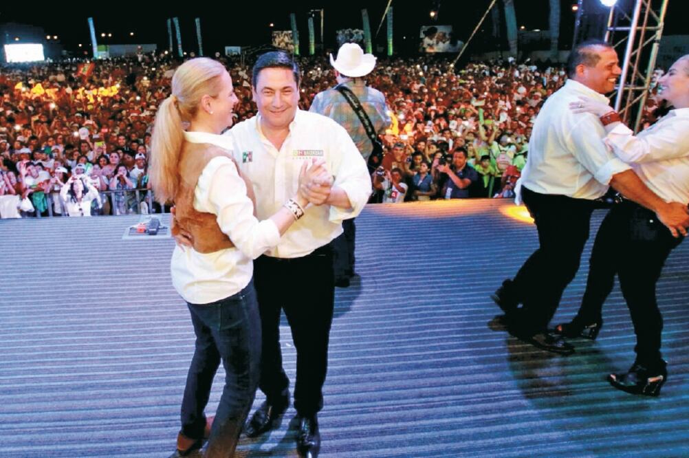 En su cierre de campaña, el candidato de la coalición PRI-PVEM-Panal, Baltazar Hinojosa, bailó con la música del grupo de tex-mex Pesado (ESPECIAL)