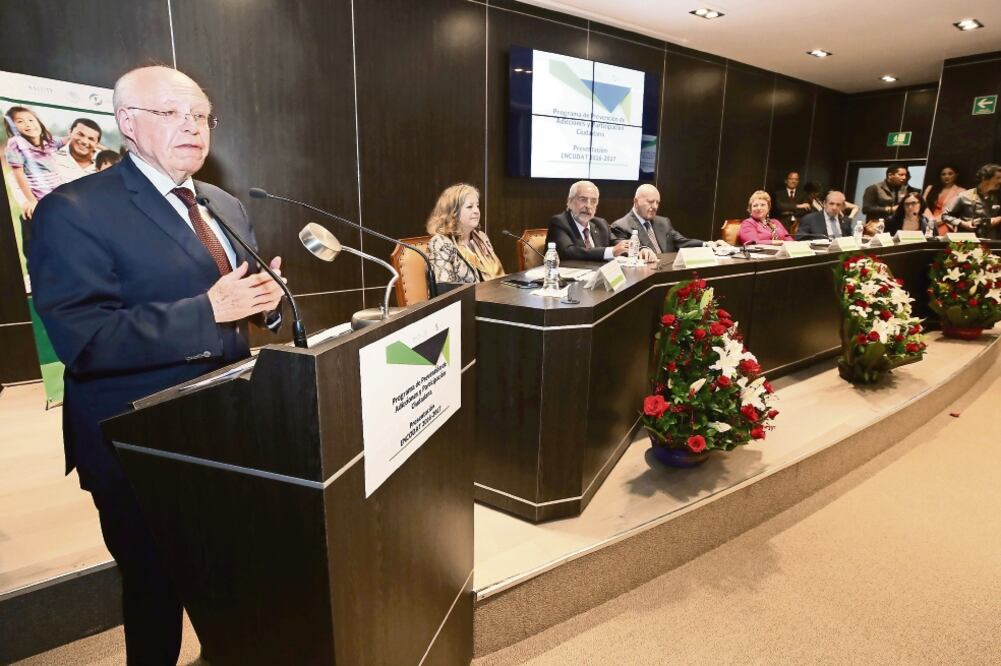 José Narro Robles, titular de la Ssa, presentó el programa piloto Salud en tu escuela, que dará inicio el próximo ciclo escolar y que ayudará a prevenir el consumo de sustancias ilegales, así como embarazos en adolescentes. (IRVIN OLIVARES. EL UNIVERSAL)