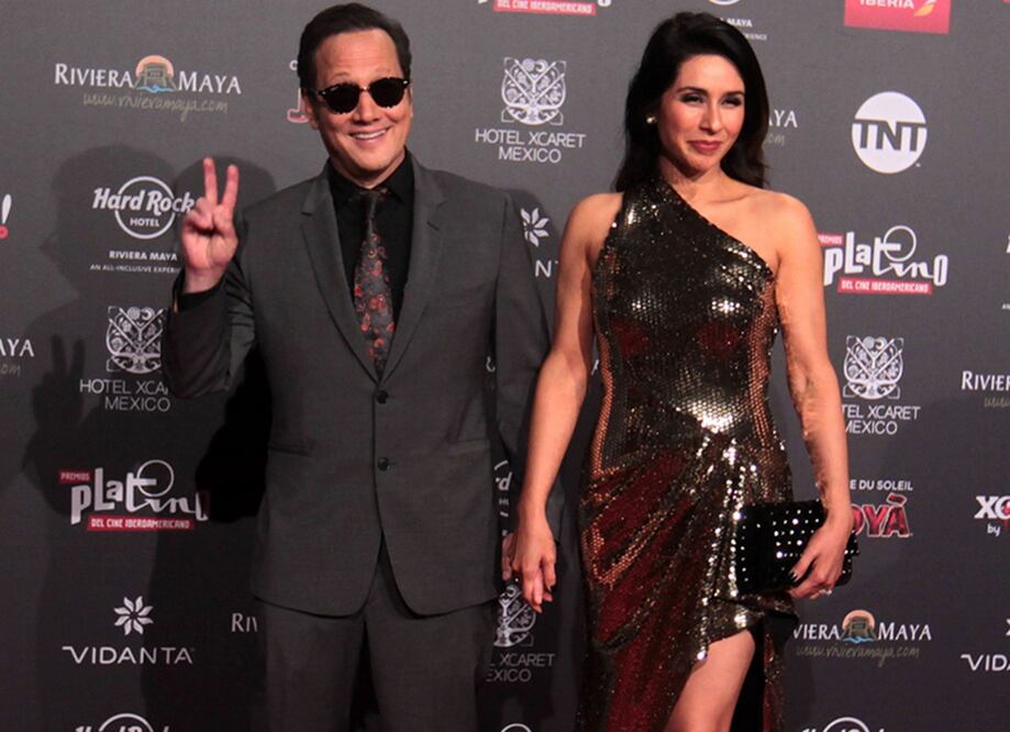 El actor estadounidense Rob Schneider posa junto a su esposa Patricia Maya. Foto: EFE/Alonso Cupul, Archivo El Universal