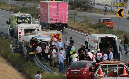 Camioneta de personal se estrella contra barrera de contención en San Luis Potosí