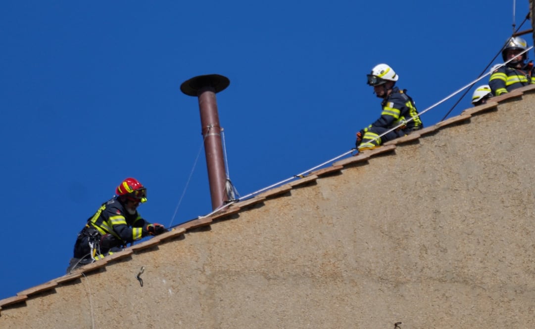 Bomberos instalan la chimenea del cónclave en el tejado sobre la Capilla Sixtina, donde los cardenales se reunirán para elegir al nuevo papa, en el Vaticano, el 2 de mayo de 2025. Foto: de AP Gregorio Borgia