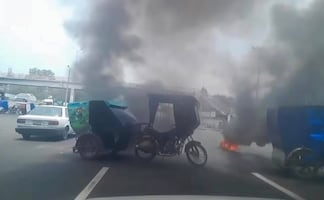 Mototaxistas bloquean circulación en carretera Texcoco-Lechería en protesta por obras; prenden fuego a llantas