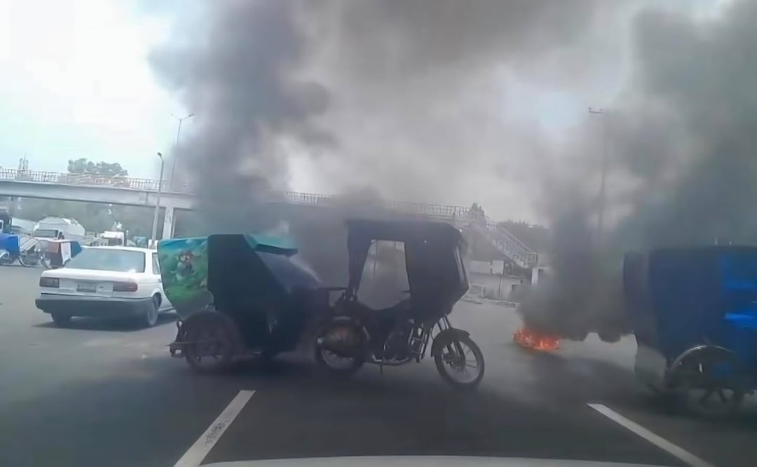 Un grupo de mototaxistas bloquea la carretera Texcoco-Lechería; incendiaron llantas para manifestarse.  | Foto: Especial.