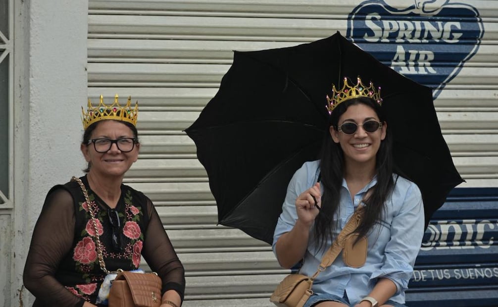 Personas usan coronas y disfraces para presenciar a la Miss Universo Fátima Bosch (14/12/2025). Foto: Luma López / EL UNIVERSAL