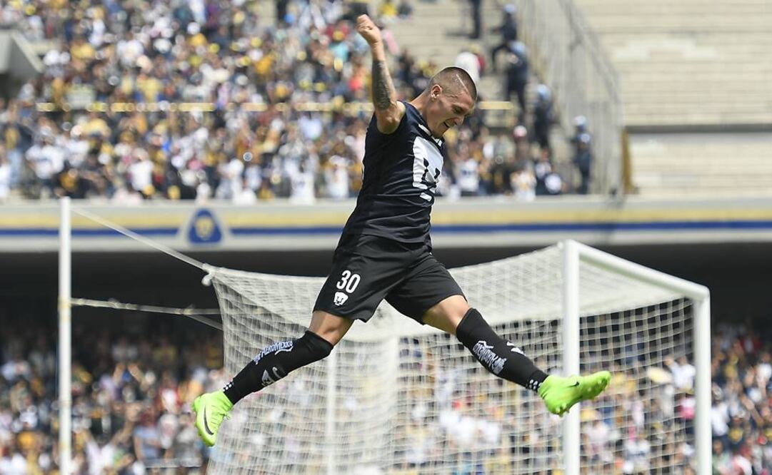 Nicolás Castillo festeja uno de sus goles ante Santos. Imago7 
