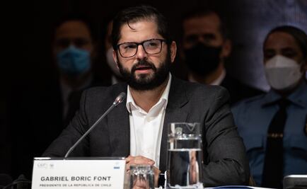 VIDEO. Hombre lanza piedra al presidente de Chile, Gabriel Boric