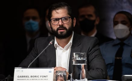 VIDEO. Hombre lanza piedra al presidente de Chile, Gabriel Boric