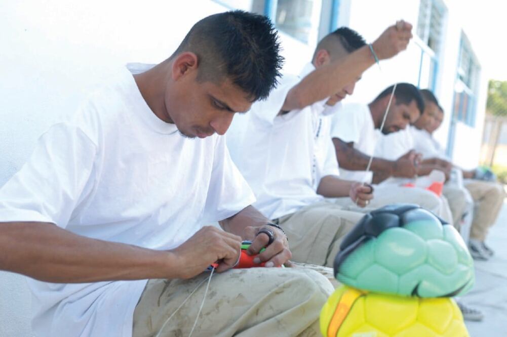 En el penal de La Piedad predominan los internos acusados por delitos contra la salud, homicidio, robo con violencia y lesiones; la maquila de balones al interior de esa cárcel inició hace 10 años para reos con buena conducta (ARMANDO SOLÍS. EL UNIVERSAL)